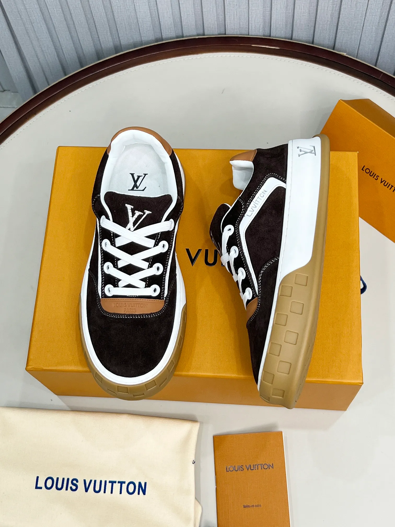 p620💰Men's shoes ❤️❤️❤️Top version LV-Louis Vuitton-Classic catwalk new style Air glue process·Original 1:1 development and reproduction! ! The upper foot is very comfortable. It is made of luxurious materials and fine workmanship. The midsole is printed with English letters "Made in Europe". The upper is made of calfskin imported from Italy. The side is decorated with the brand's LOGO and signature. The latest latex foot pads and mesh lining make the foot feel super comfortable. The original two-color TPU combination outsole is specially provided by the original factory. Bag technology Goodyear stitched edges Fabric: Exclusive custom first-layer cowhide Accessories: Exclusive private model Vuitton logo, lining: Customized silk mesh lining - first-layer silk cowhide lining Outsole: TPU combination outsole wear-resistant, non-slip and anti-yellowing Foot pads: new latex pads-mesh sweat-absorbent Counter technology: fully computerized sewing machine wire drawing Toe box back cover Hot and cold shaping Full set of pull-top last with medium and low logo pattern Code number 39-45